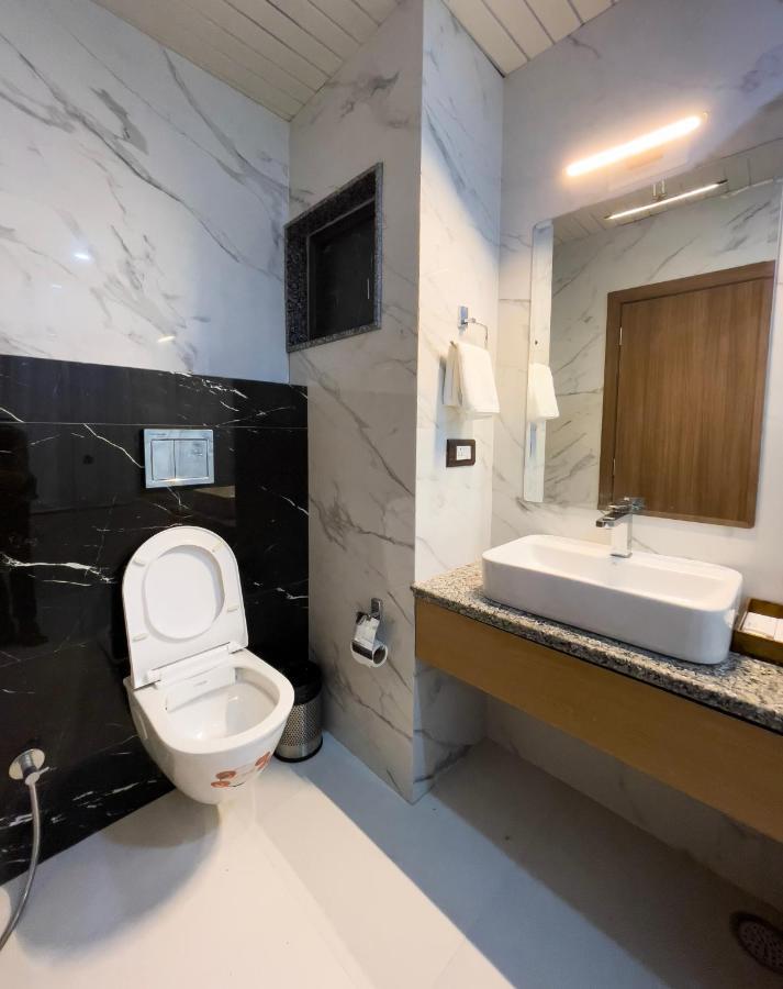 Hotel Westend Udaipur Esterno foto