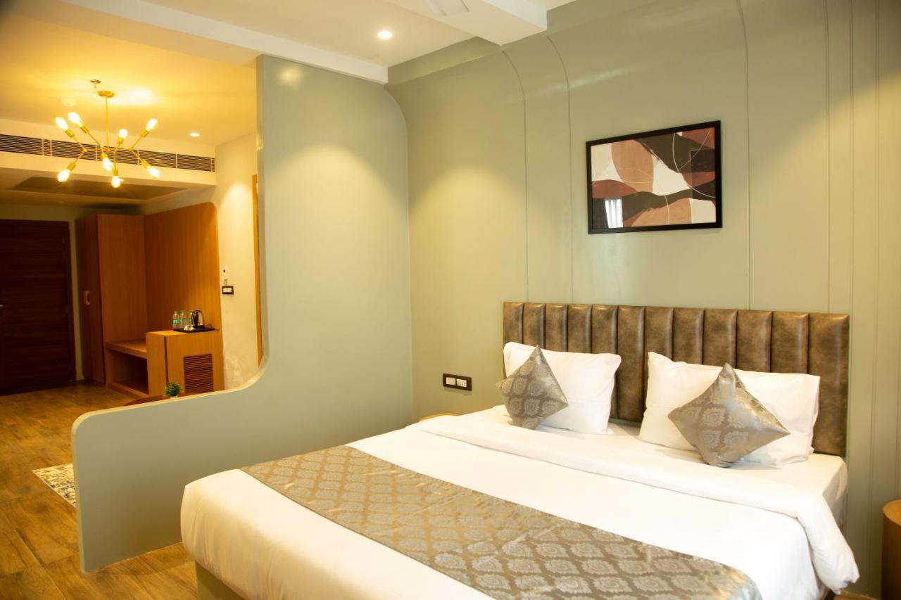 Hotel Westend Udaipur Esterno foto
