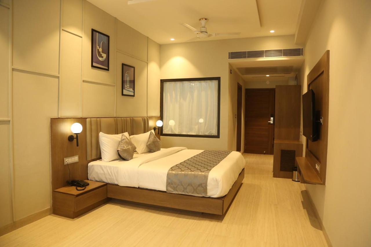 Hotel Westend Udaipur Esterno foto