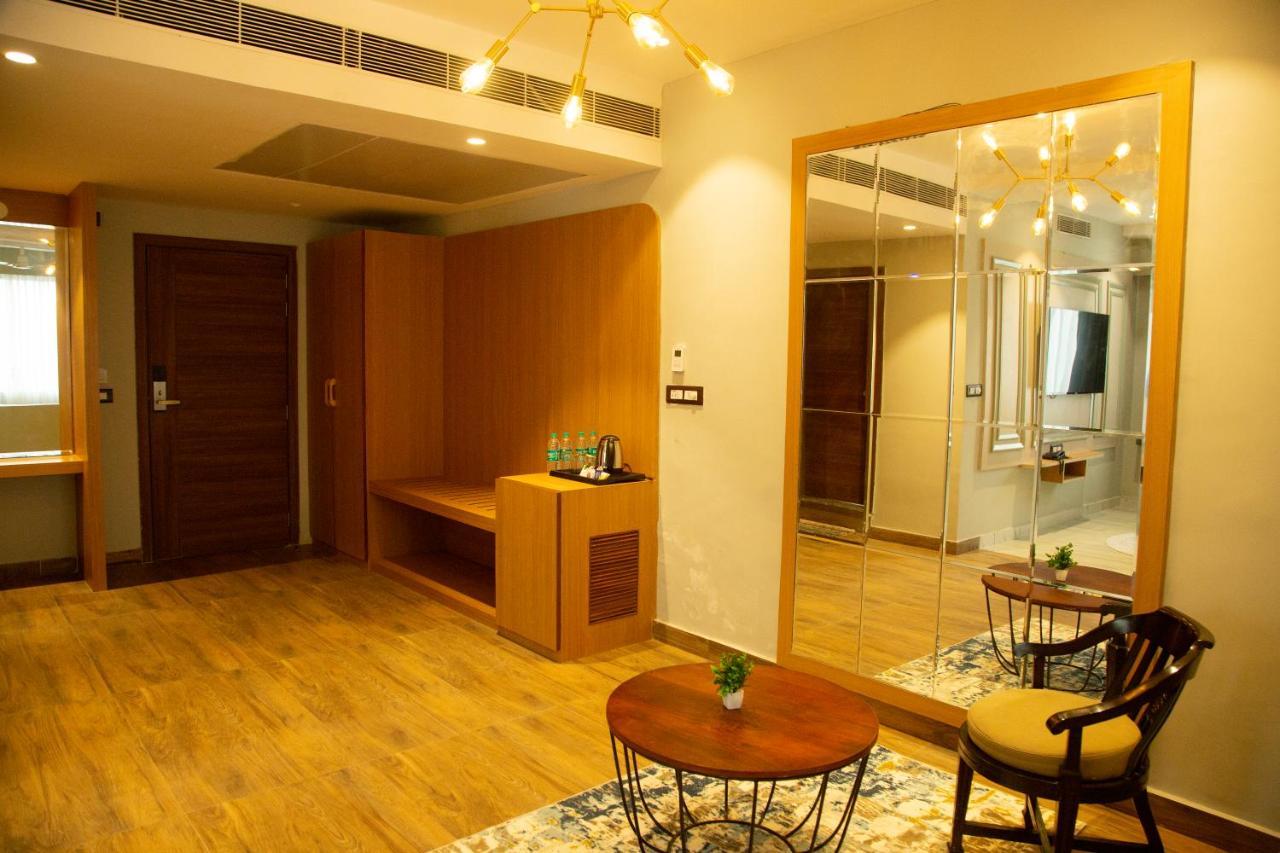 Hotel Westend Udaipur Esterno foto