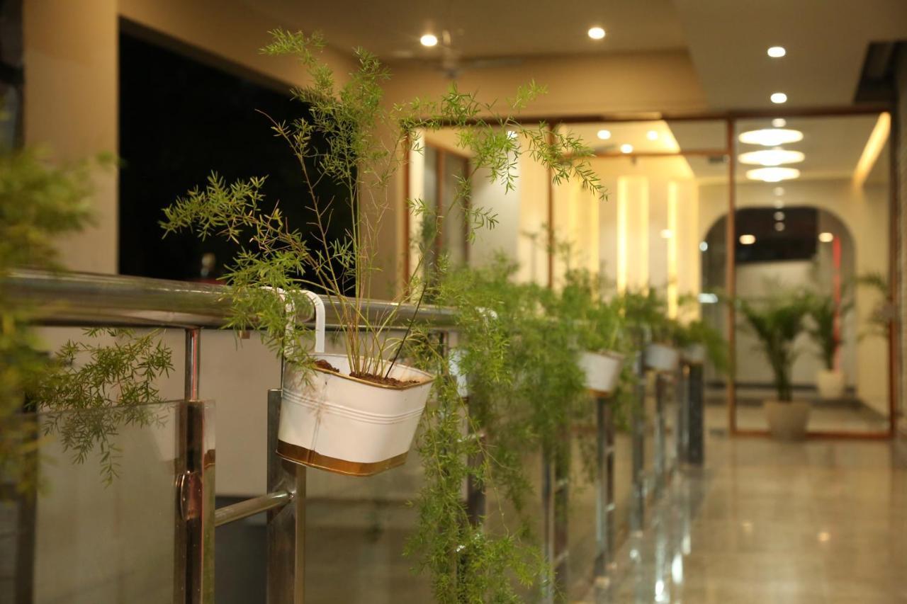 Hotel Westend Udaipur Esterno foto
